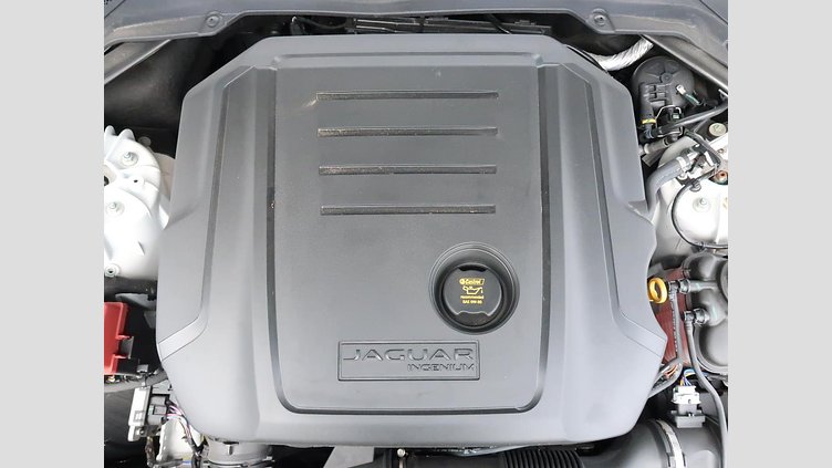2015 認定中古車 Jaguar XE Fuji White 2.0L i4 180 ターボチャージドディーゼル PRESTIGE