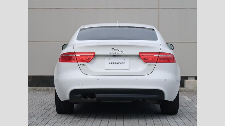 2015 認定中古車 Jaguar XE Fuji White 2.0L i4 180 ターボチャージドディーゼル PRESTIGE