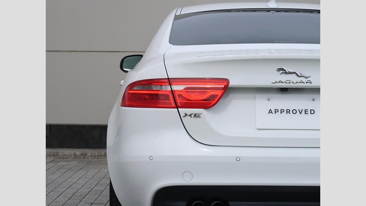 2015 認定中古車 Jaguar XE Fuji White 2.0L i4 180 ターボチャージドディーゼル PRESTIGE