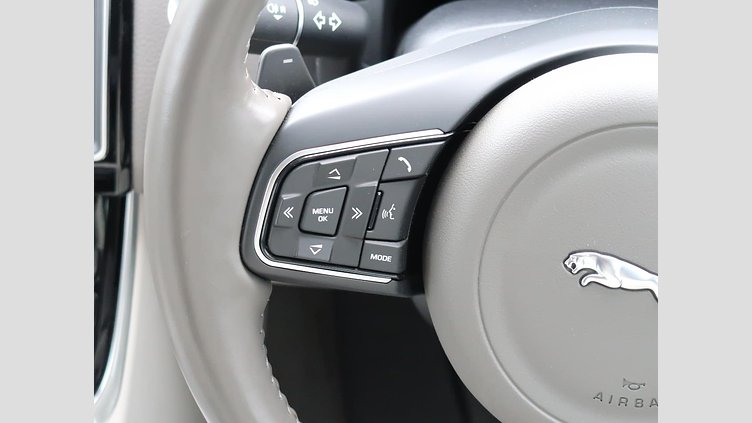 2015 認定中古車 Jaguar XE Fuji White 2.0L i4 180 ターボチャージドディーゼル PRESTIGE