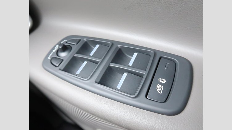 2015 認定中古車 Jaguar XE Fuji White 2.0L i4 180 ターボチャージドディーゼル PRESTIGE