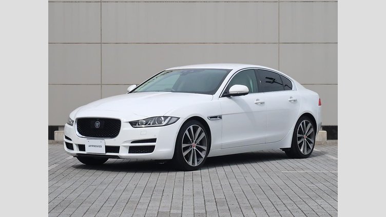 2015 認定中古車 Jaguar XE Fuji White 2.0L i4 180 ターボチャージドディーゼル PRESTIGE
