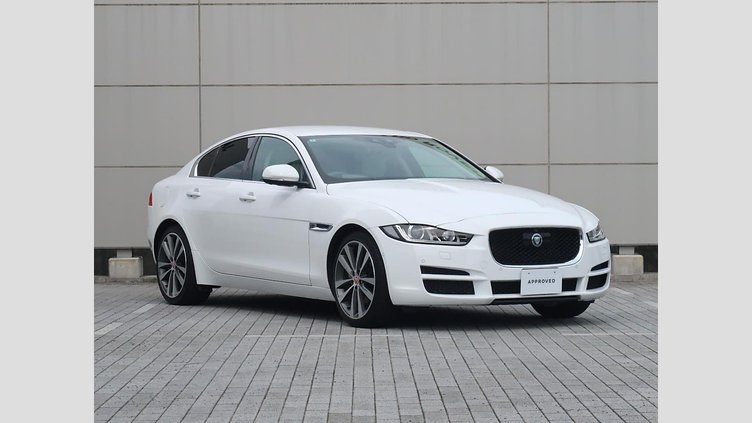 2015 認定中古車 Jaguar XE Fuji White 2.0L i4 180 ターボチャージドディーゼル PRESTIGE