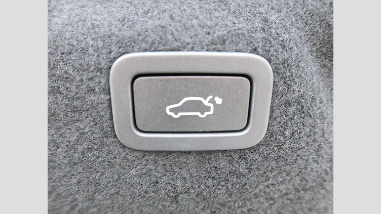 2015 認定中古車 Jaguar XE Fuji White 2.0L i4 180 ターボチャージドディーゼル PRESTIGE
