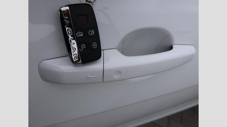 2015 認定中古車 Jaguar XE Fuji White 2.0L i4 180 ターボチャージドディーゼル PRESTIGE