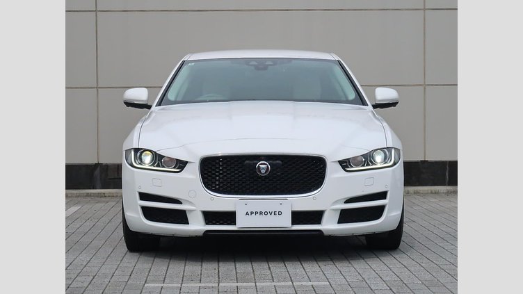 2015 認定中古車 Jaguar XE Fuji White 2.0L i4 180 ターボチャージドディーゼル PRESTIGE