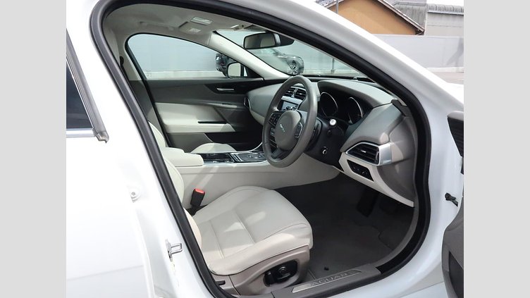 2015 認定中古車 Jaguar XE Fuji White 2.0L i4 180 ターボチャージドディーゼル PRESTIGE