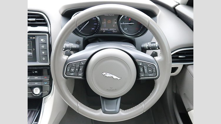 2015 認定中古車 Jaguar XE Fuji White 2.0L i4 180 ターボチャージドディーゼル PRESTIGE