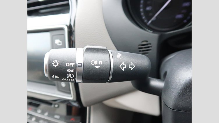 2015 認定中古車 Jaguar XE Fuji White 2.0L i4 180 ターボチャージドディーゼル PRESTIGE