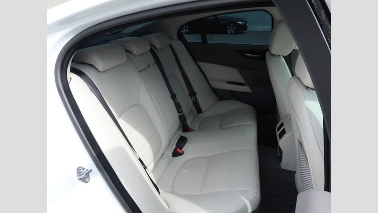 2015 認定中古車 Jaguar XE Fuji White 2.0L i4 180 ターボチャージドディーゼル PRESTIGE