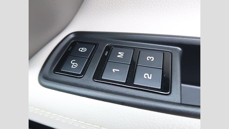 2015 認定中古車 Jaguar XE Fuji White 2.0L i4 180 ターボチャージドディーゼル PRESTIGE