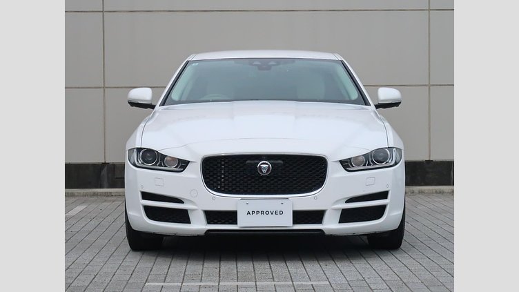 2015 認定中古車 Jaguar XE Fuji White 2.0L i4 180 ターボチャージドディーゼル PRESTIGE