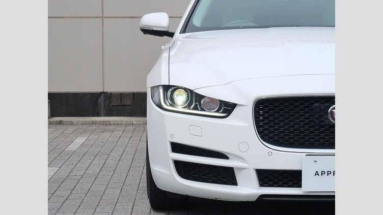 2015 認定中古車 Jaguar XE Fuji White 2.0L i4 180 ターボチャージドディーゼル PRESTIGE