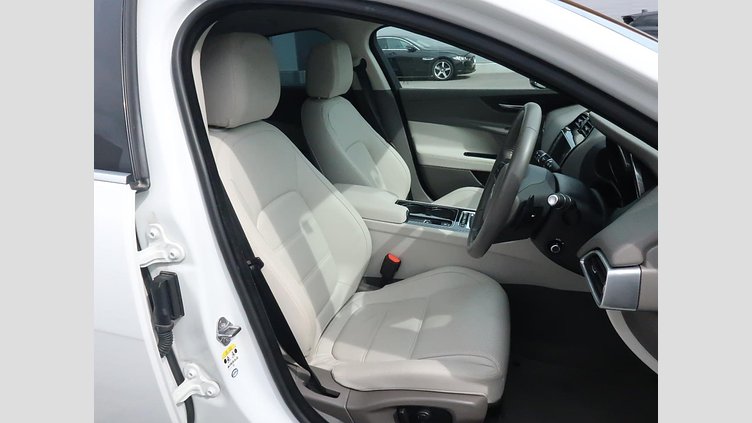 2015 認定中古車 Jaguar XE Fuji White 2.0L i4 180 ターボチャージドディーゼル PRESTIGE