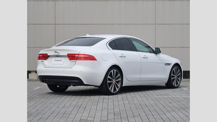 2015 認定中古車 Jaguar XE Fuji White 2.0L i4 180 ターボチャージドディーゼル PRESTIGE