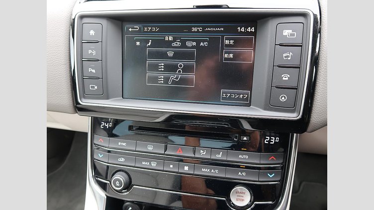 2015 認定中古車 Jaguar XE Fuji White 2.0L i4 180 ターボチャージドディーゼル PRESTIGE