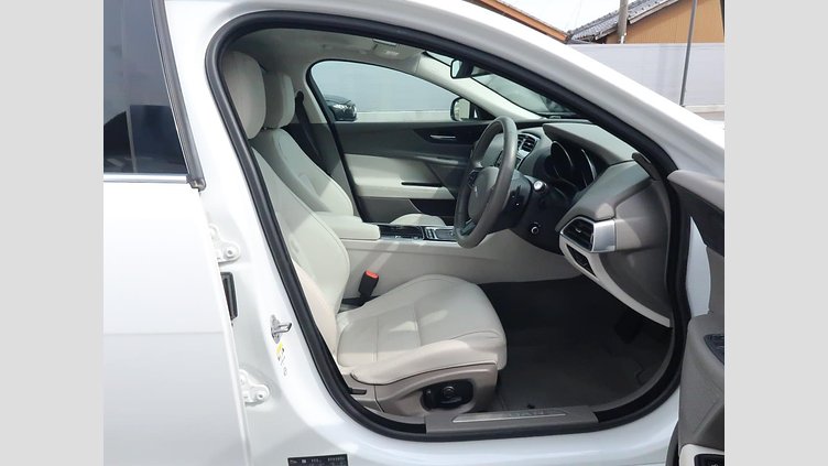 2015 認定中古車 Jaguar XE Fuji White 2.0L i4 180 ターボチャージドディーゼル PRESTIGE