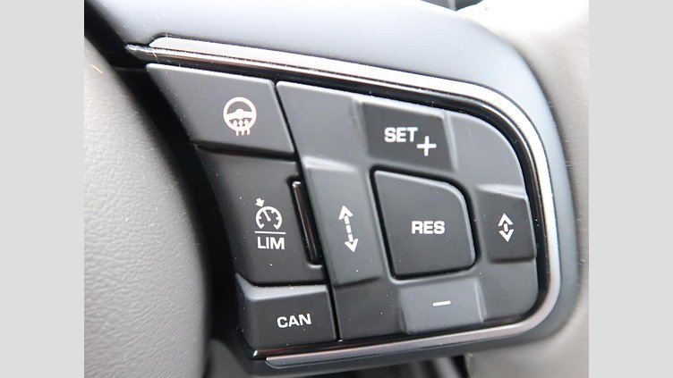 2015 認定中古車 Jaguar XE Fuji White 2.0L i4 180 ターボチャージドディーゼル PRESTIGE