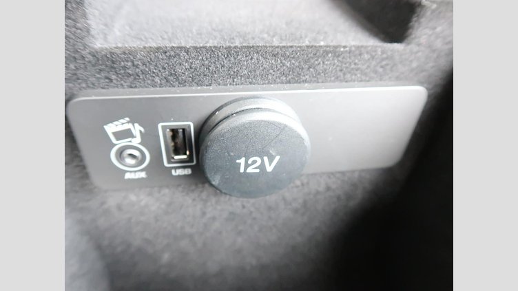 2015 認定中古車 Jaguar XE Fuji White 2.0L i4 180 ターボチャージドディーゼル PRESTIGE