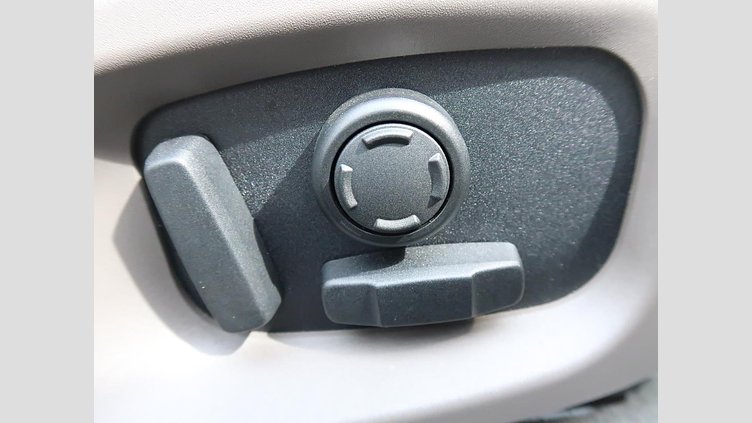 2015 認定中古車 Jaguar XE Fuji White 2.0L i4 180 ターボチャージドディーゼル PRESTIGE