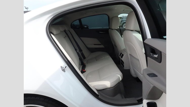 2015 認定中古車 Jaguar XE Fuji White 2.0L i4 180 ターボチャージドディーゼル PRESTIGE