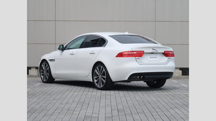 2015 認定中古車 Jaguar XE Fuji White 2.0L i4 180 ターボチャージドディーゼル PRESTIGE