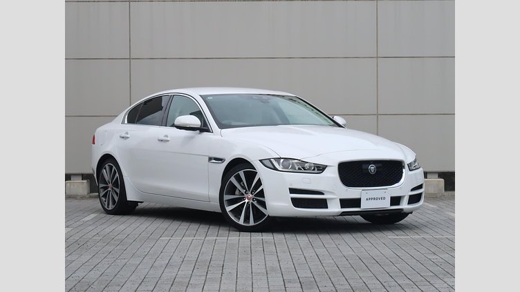 2015 認定中古車 Jaguar XE Fuji White 2.0L i4 180 ターボチャージドディーゼル PRESTIGE