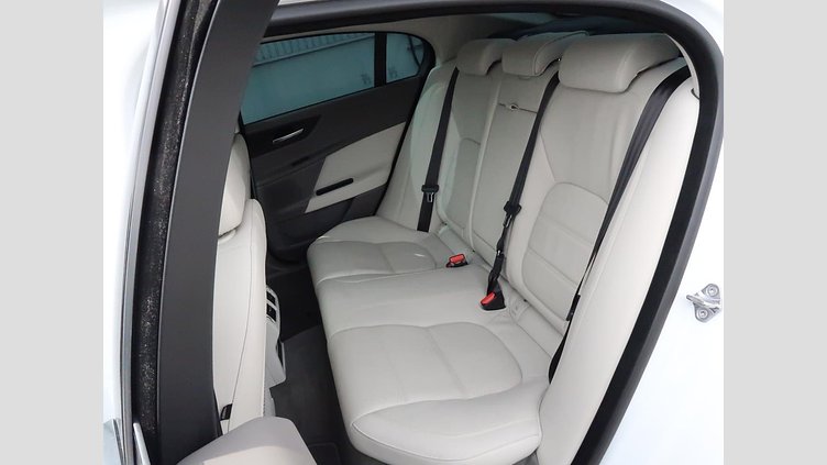 2015 認定中古車 Jaguar XE Fuji White 2.0L i4 180 ターボチャージドディーゼル PRESTIGE