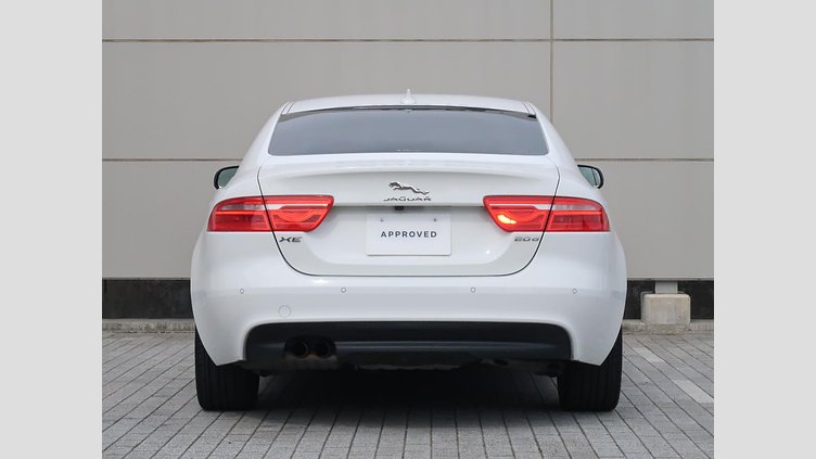 2015 認定中古車 Jaguar XE Fuji White 2.0L i4 180 ターボチャージドディーゼル PRESTIGE