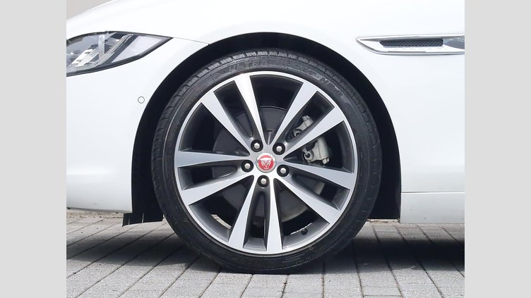 2015 認定中古車 Jaguar XE Fuji White 2.0L i4 180 ターボチャージドディーゼル PRESTIGE