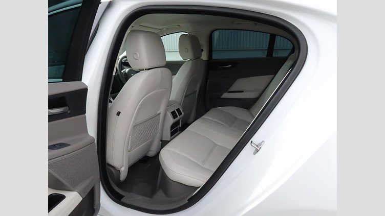 2015 認定中古車 Jaguar XE Fuji White 2.0L i4 180 ターボチャージドディーゼル PRESTIGE