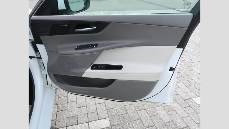 2015 認定中古車 Jaguar XE Fuji White 2.0L i4 180 ターボチャージドディーゼル PRESTIGE