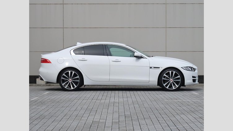 2015 認定中古車 Jaguar XE Fuji White 2.0L i4 180 ターボチャージドディーゼル PRESTIGE