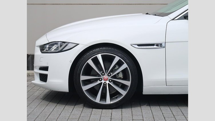 2015 認定中古車 Jaguar XE Fuji White 2.0L i4 180 ターボチャージドディーゼル PRESTIGE