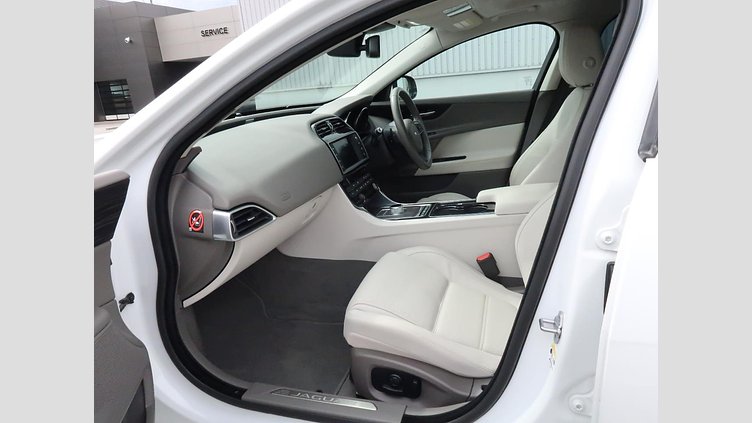2015 認定中古車 Jaguar XE Fuji White 2.0L i4 180 ターボチャージドディーゼル PRESTIGE