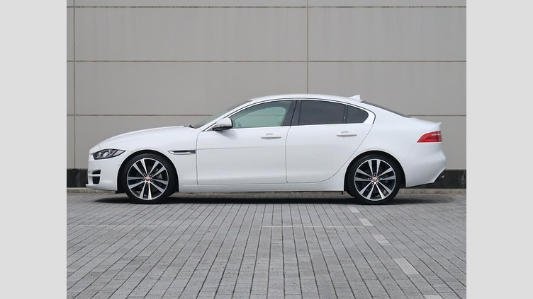 2015 認定中古車 Jaguar XE Fuji White 2.0L i4 180 ターボチャージドディーゼル PRESTIGE