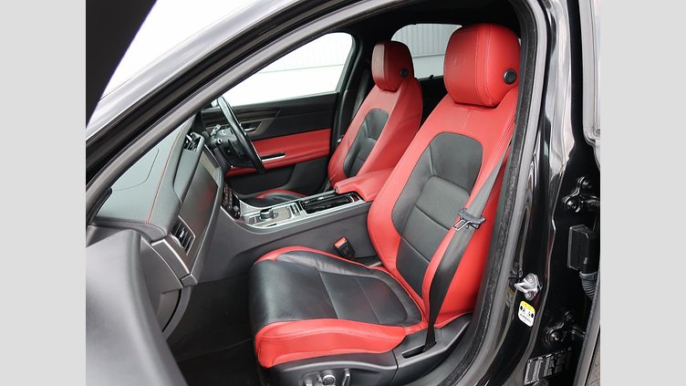 2016 認定中古車 Jaguar XF Santorini Black 3.0L ガソリン S