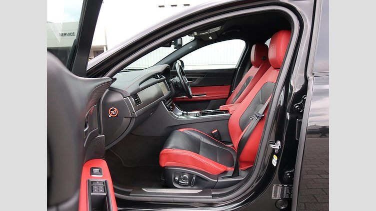 2016 認定中古車 Jaguar XF Santorini Black 3.0L ガソリン S