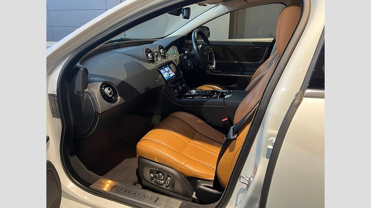 2016 認定中古車 Jaguar XJ Yulong White 3.0 litre V6 ガソリン PREMIUM LUXURY