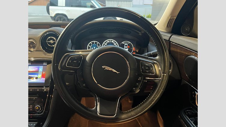 2016 認定中古車 Jaguar XJ Yulong White 3.0 litre V6 ガソリン PREMIUM LUXURY