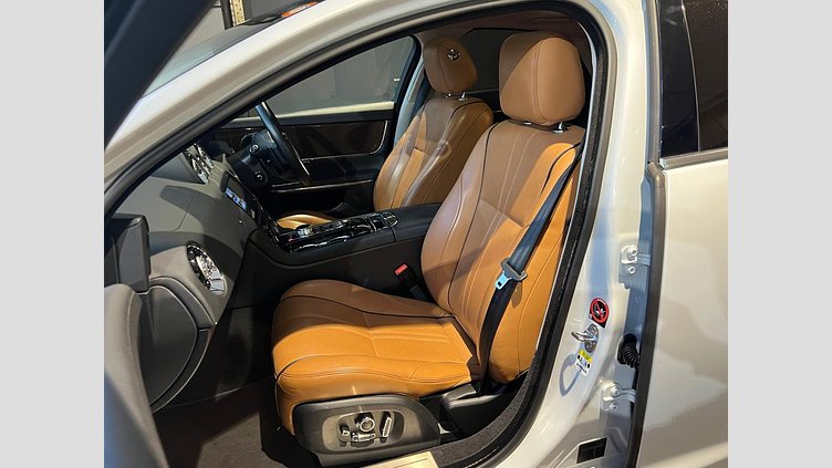 2016 認定中古車 Jaguar XJ Yulong White 3.0 litre V6 ガソリン PREMIUM LUXURY