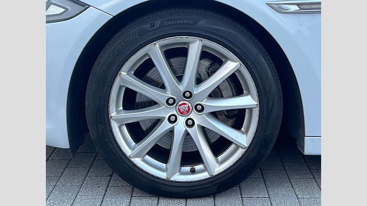 2016 認定中古車 Jaguar XJ Yulong White 3.0 litre V6 ガソリン PREMIUM LUXURY