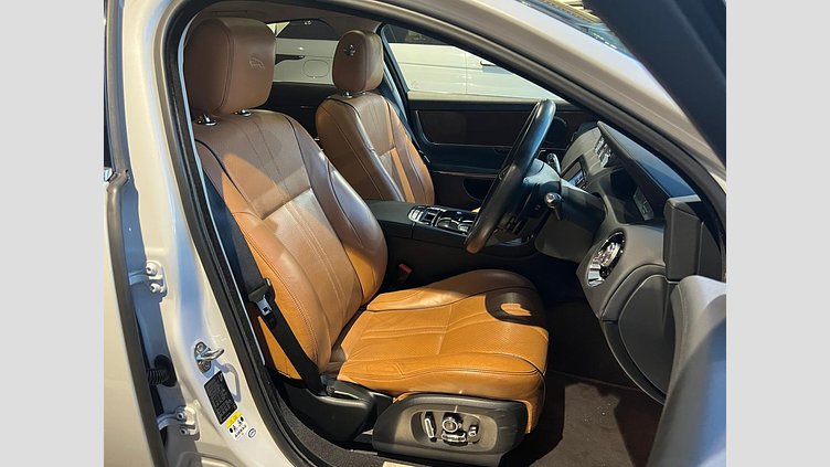 2016 認定中古車 Jaguar XJ Yulong White 3.0 litre V6 ガソリン PREMIUM LUXURY