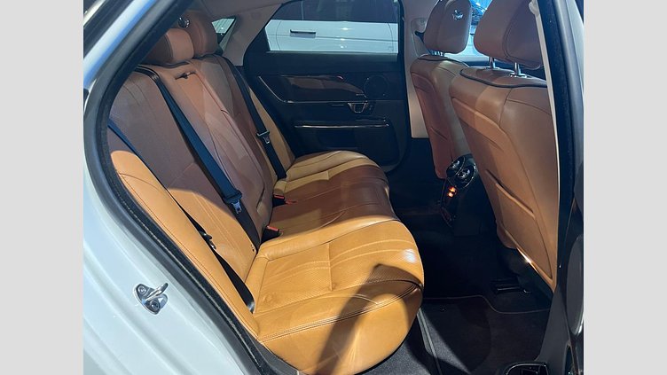 2016 認定中古車 Jaguar XJ Yulong White 3.0 litre V6 ガソリン PREMIUM LUXURY