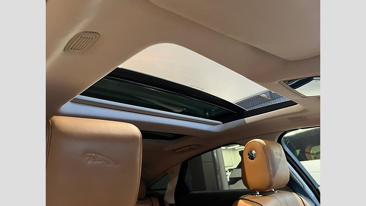 2016 認定中古車 Jaguar XJ Yulong White 3.0 litre V6 ガソリン PREMIUM LUXURY