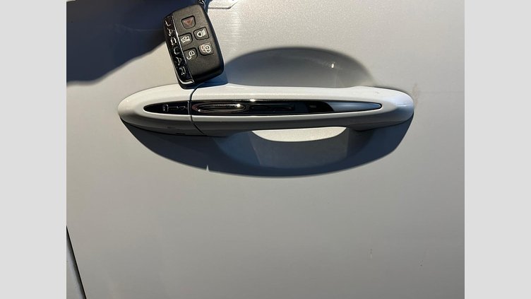 2016 認定中古車 Jaguar XJ Yulong White 3.0 litre V6 ガソリン PREMIUM LUXURY