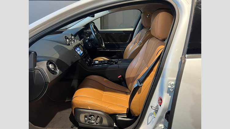 2016 認定中古車 Jaguar XJ Yulong White 3.0 litre V6 ガソリン PREMIUM LUXURY