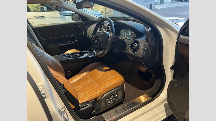 2016 認定中古車 Jaguar XJ Yulong White 3.0 litre V6 ガソリン PREMIUM LUXURY