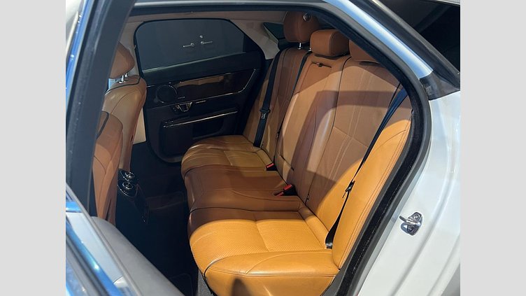 2016 認定中古車 Jaguar XJ Yulong White 3.0 litre V6 ガソリン PREMIUM LUXURY