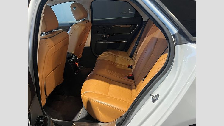 2016 認定中古車 Jaguar XJ Yulong White 3.0 litre V6 ガソリン PREMIUM LUXURY